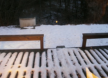 2005/12/15　16.30現在の家の前　これでもだいぶ雪が解けた