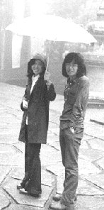 大学１年生。学科のマドンナ、みんなの憧れA子さんとのツーショット。後にも先にもこれっきり。淡い想い出やなあ。